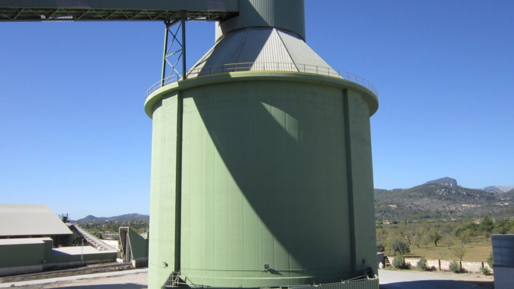 Clinker silo in factory in Baleares, CEMEX