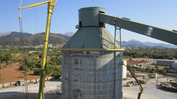 Silo de hormigón postensado para 25.000 Tons. de-Clinker Baleares. Fase de ejecución montaje de linterna